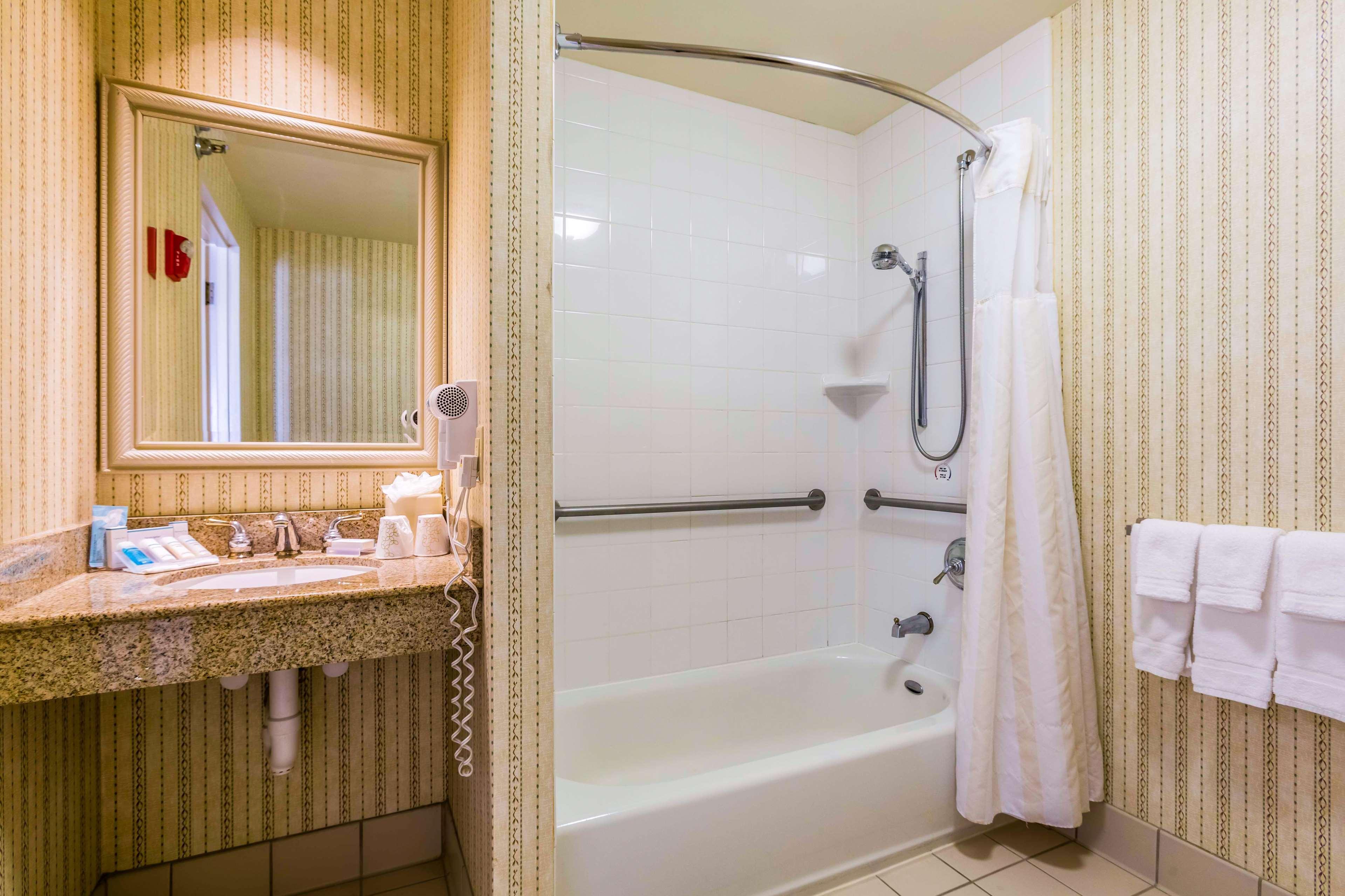 Hilton Garden Inn Milwaukee Northwest Conference Center Zewnętrze zdjęcie