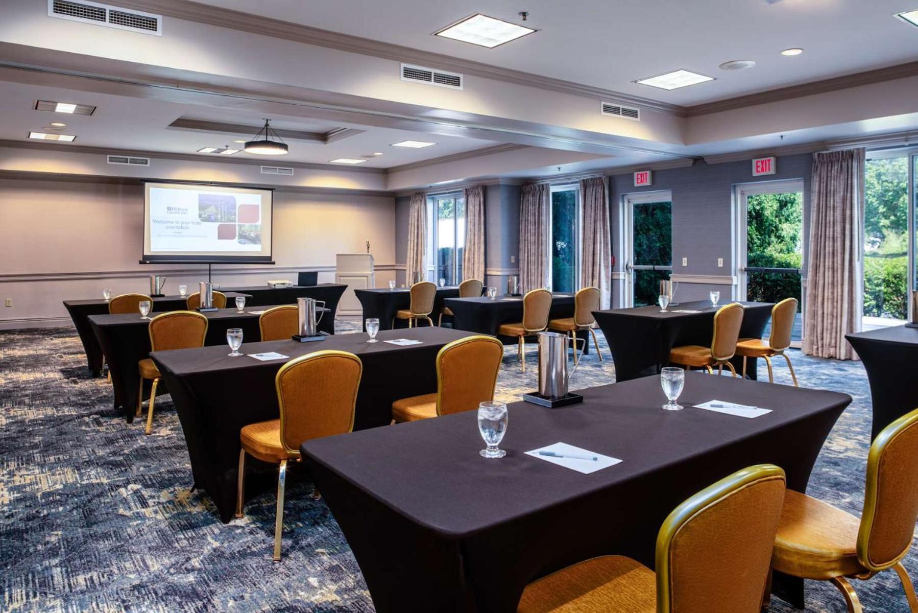 Hilton Garden Inn Milwaukee Northwest Conference Center Zewnętrze zdjęcie