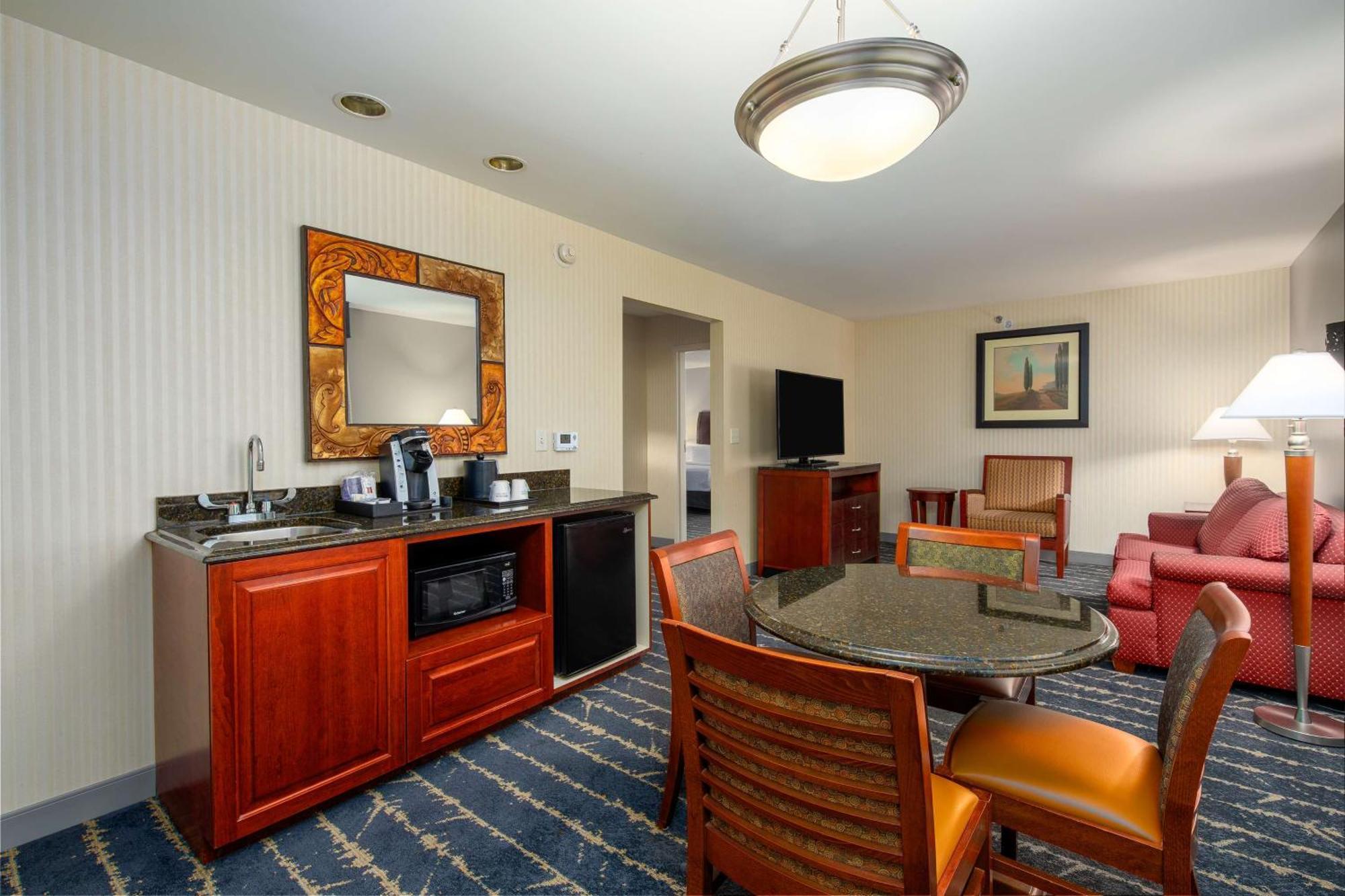Hilton Garden Inn Milwaukee Northwest Conference Center Zewnętrze zdjęcie